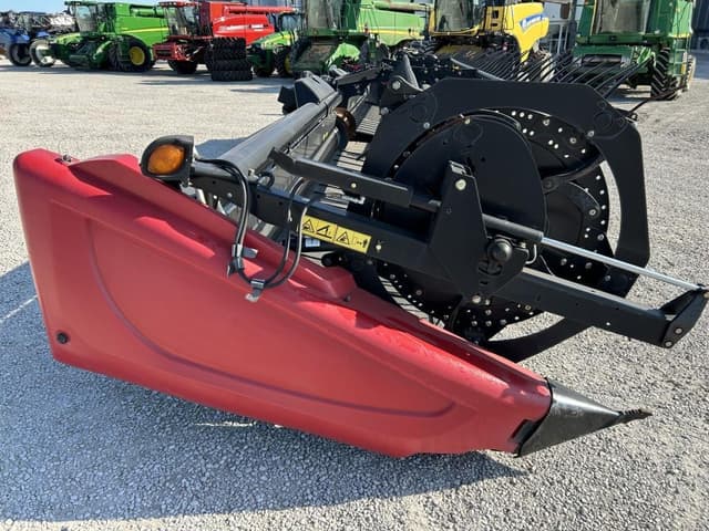 Image of MacDon FD75S equipment image 3