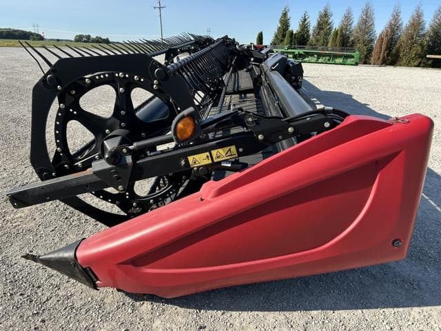 Image of MacDon FD75S equipment image 4