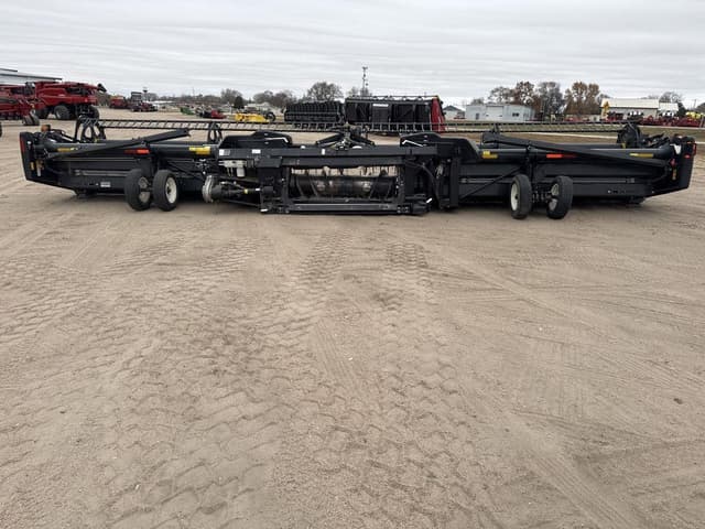 Image of MacDon FD75S equipment image 4