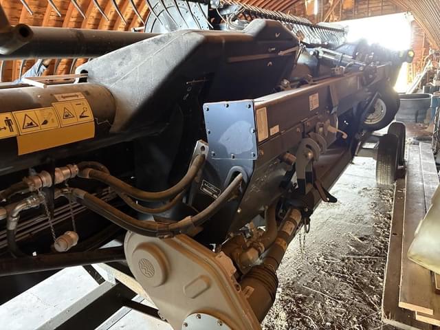 Image of MacDon FD75S equipment image 4