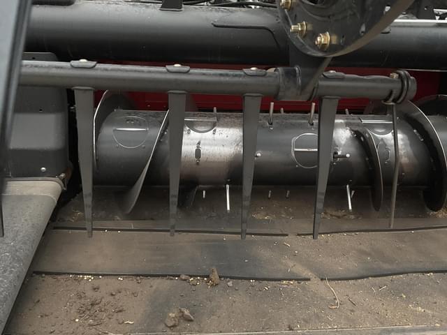 Image of MacDon FD75S equipment image 3