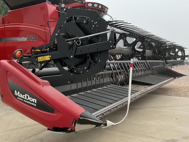 Image of MacDon FD75S equipment image 4