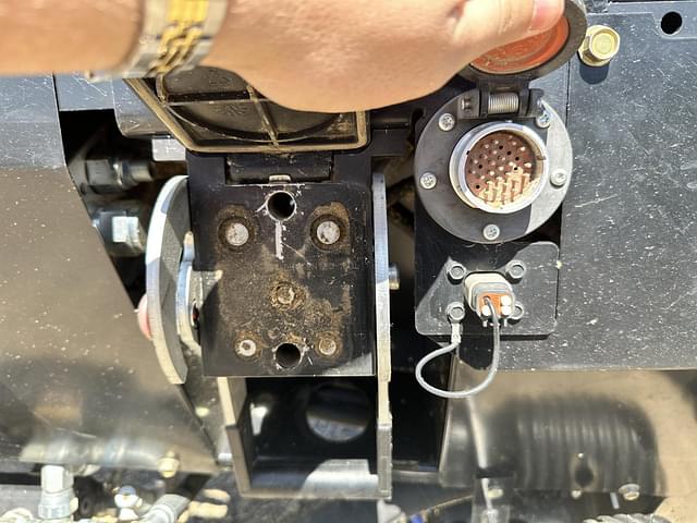Image of MacDon FD75S equipment image 4