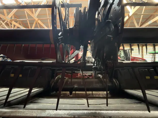 Image of MacDon FD75S equipment image 4
