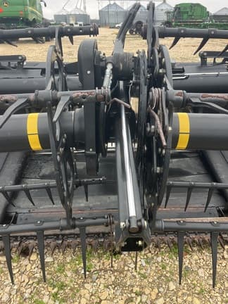 Image of MacDon FD75S equipment image 3