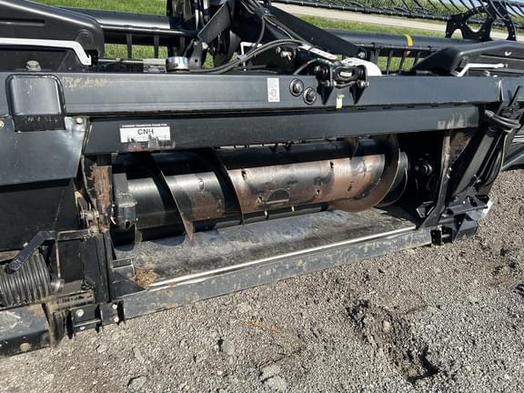 Image of MacDon FD75S equipment image 3