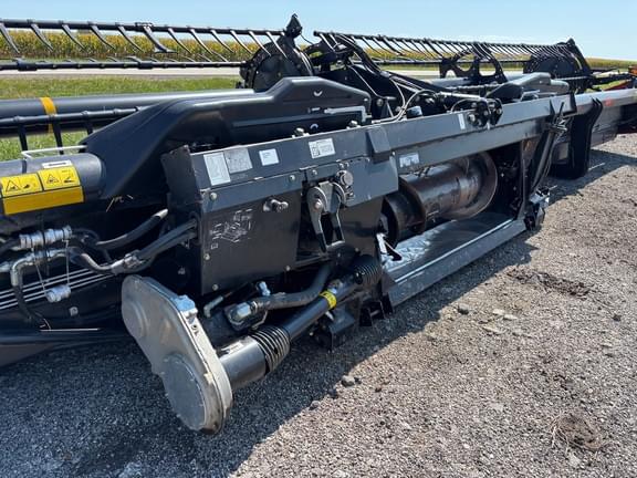 Image of MacDon FD75S equipment image 3