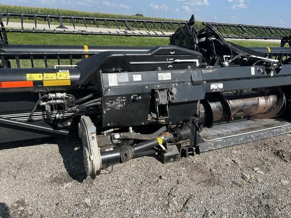 Image of MacDon FD75S equipment image 2