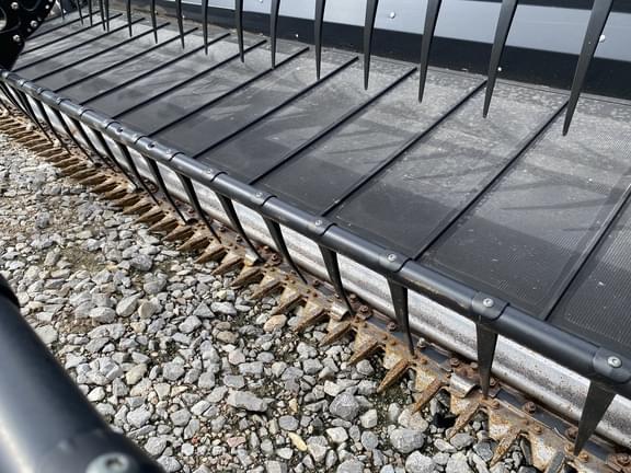 Image of MacDon FD75-40 equipment image 4