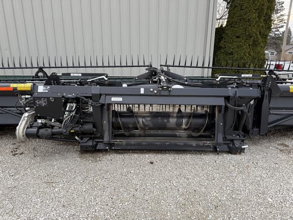 Image of MacDon FD75S equipment image 4