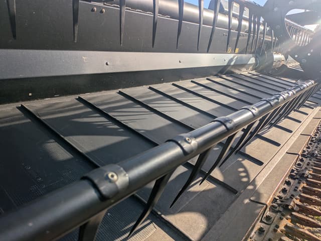 Image of MacDon FD75S equipment image 3