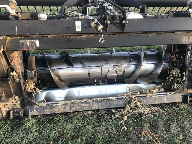 Image of MacDon FD75D equipment image 3