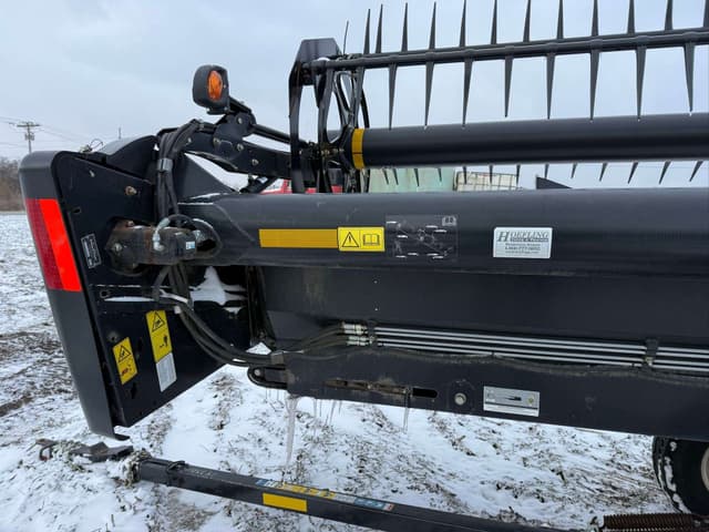 Image of MacDon FD75D equipment image 4