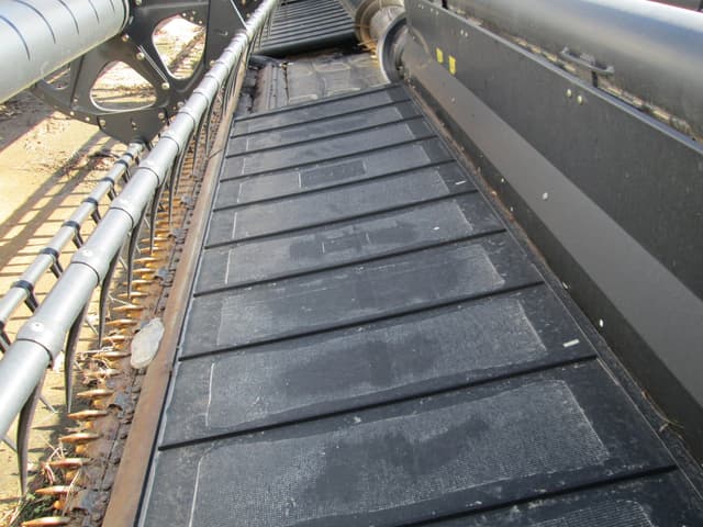 Image of MacDon FD75-S equipment image 4