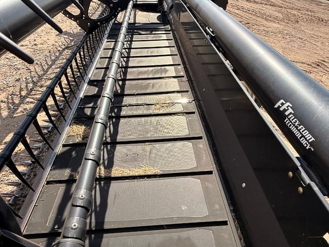 Image of MacDon FD75S equipment image 4