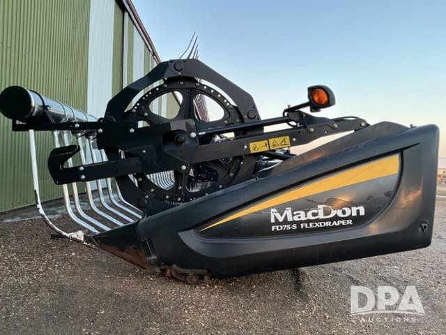 Image of MacDon FD75S equipment image 3