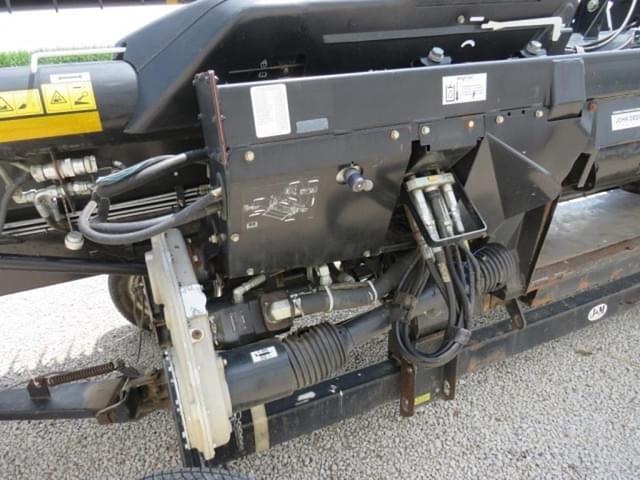 Image of MacDon FD75S equipment image 4