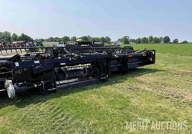 Image of MacDon FD75S equipment image 4