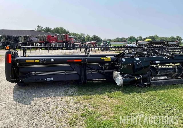 Image of MacDon FD75S equipment image 3