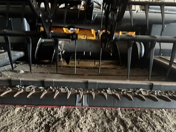 Image of MacDon FD75S equipment image 2