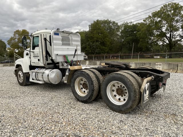 Image of Mack CHU613 equipment image 1