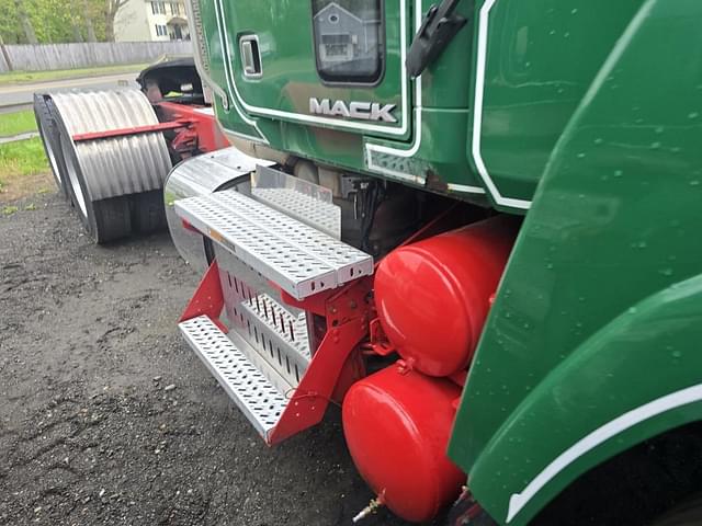 Image of Mack CHU613 equipment image 4