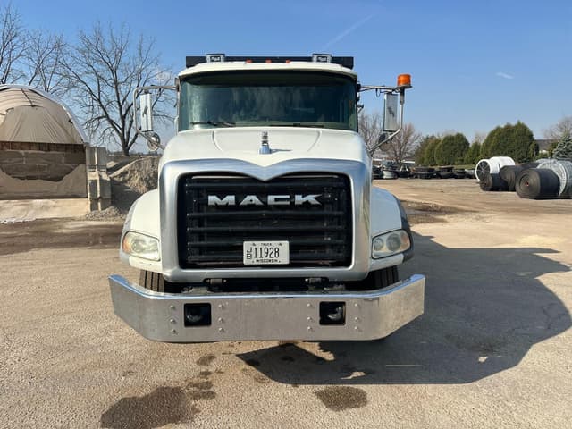 Image of Mack Granite equipment image 3