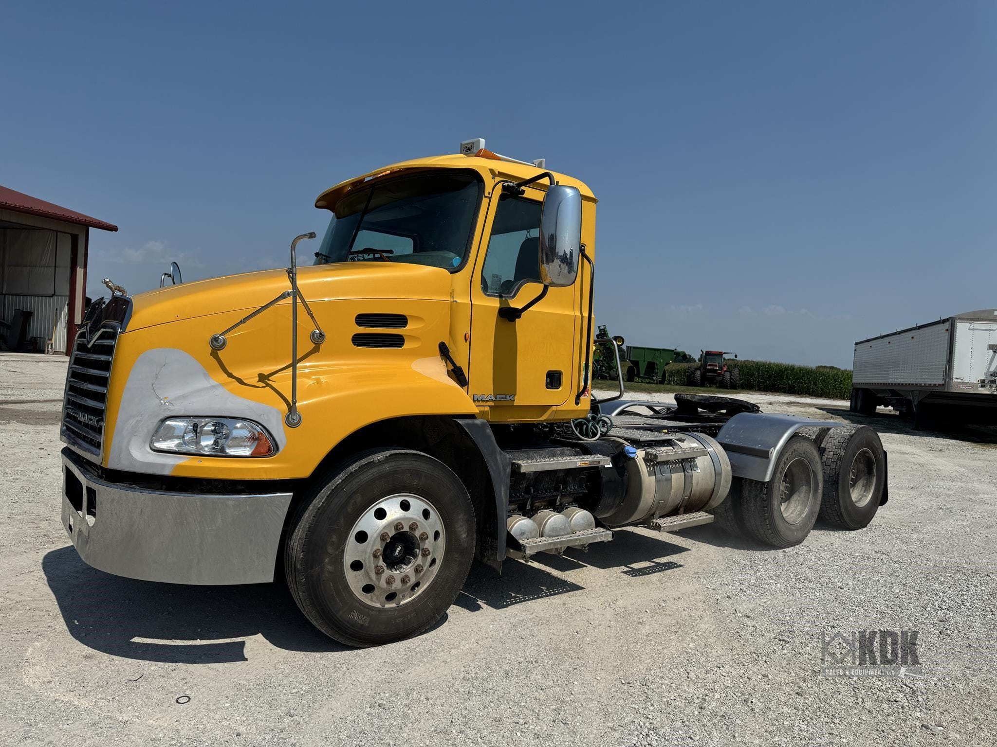 2014 Mack Pinnacle CXU613 Equipment Image0