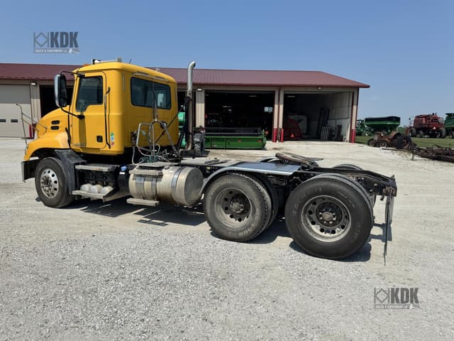 Image of Mack Pinnacle CXU613 equipment image 2