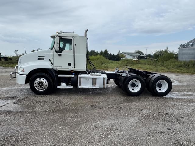 Image of Mack Pinnacle CXU613 equipment image 2