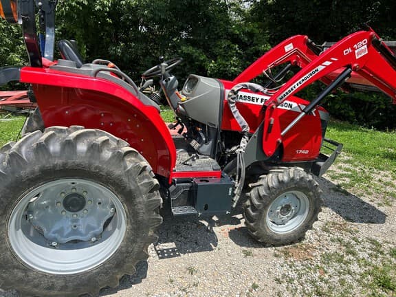 Image of Massey Ferguson 1742 equipment image 2