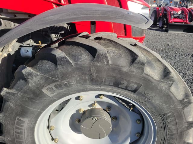 Image of Massey Ferguson 5611 equipment image 4