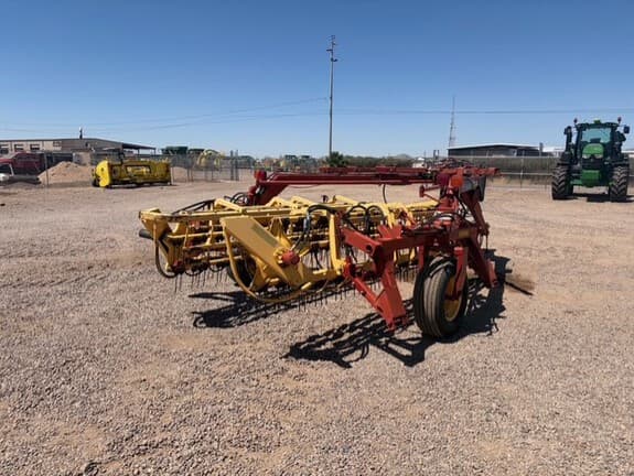 Image of New Holland 216 equipment image 4