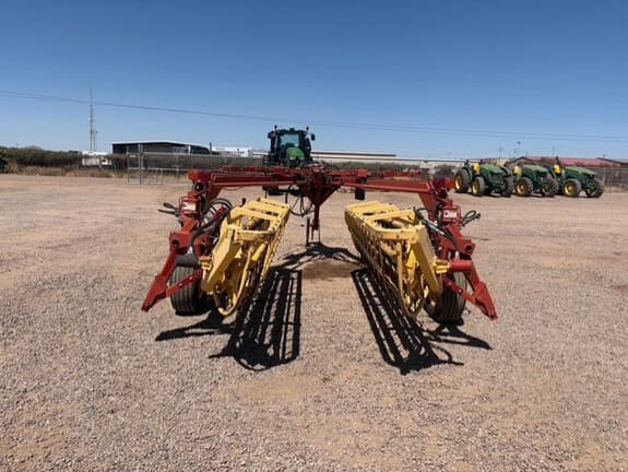 Image of New Holland 216 equipment image 3