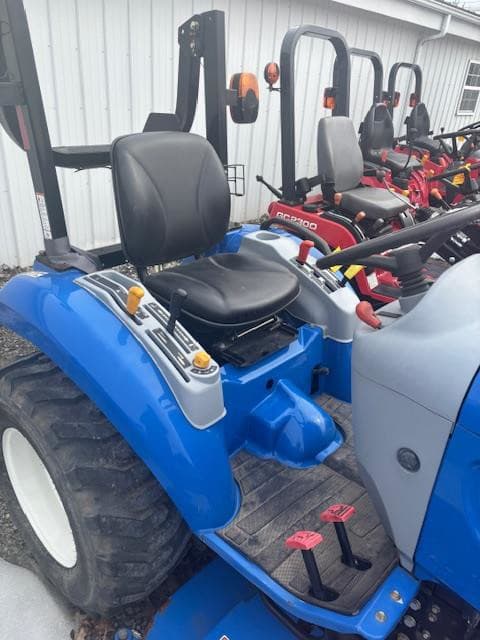 Image of New Holland Boomer 24 equipment image 3