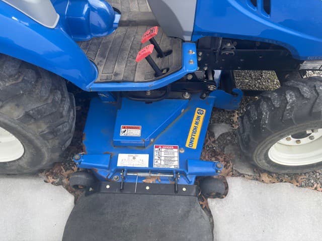 Image of New Holland Boomer 24 equipment image 2
