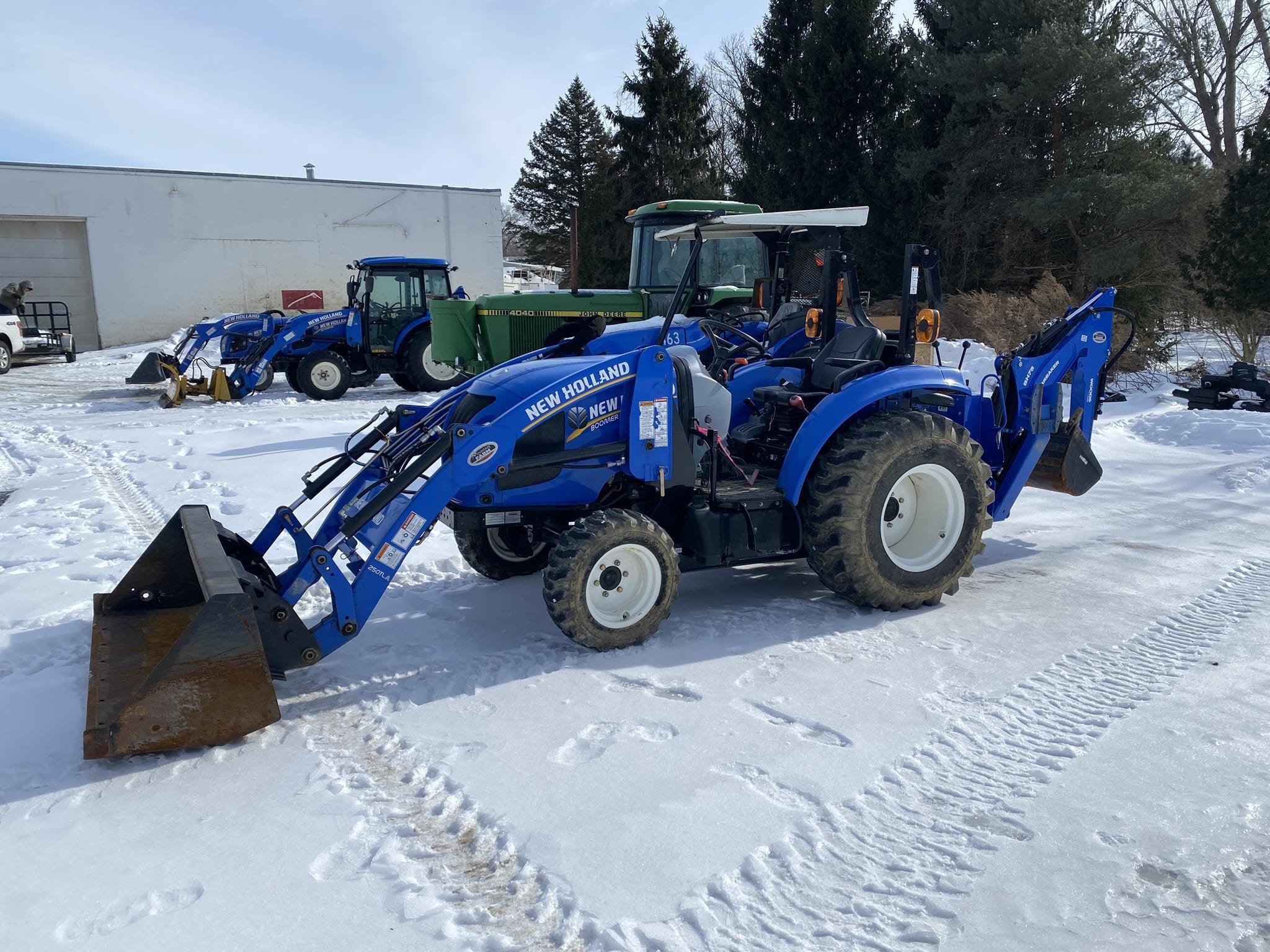 Main image New Holland Boomer 37