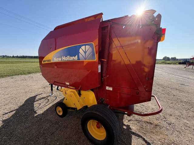 Image of New Holland BR7060 equipment image 1
