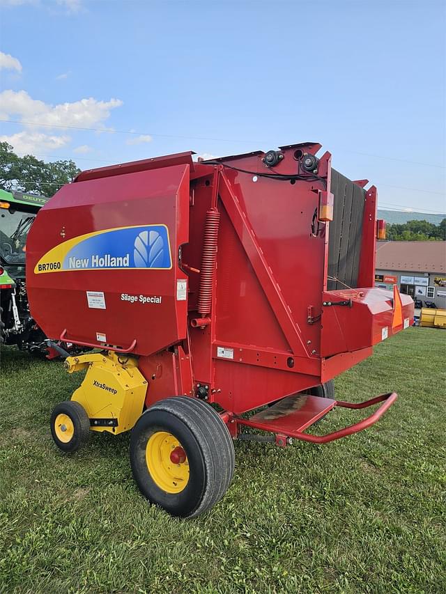 Image of New Holland BR7060 equipment image 2