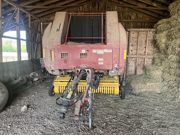 Image of New Holland BR7070 equipment image 1