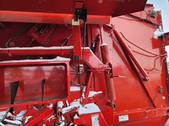 Image of New Holland BR7090 Specialty Crop equipment image 4