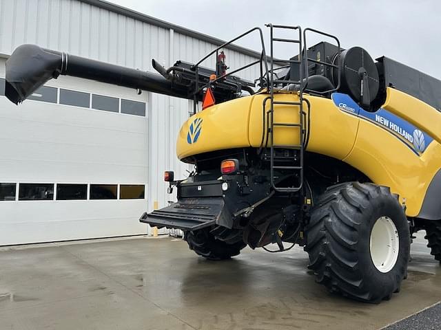 Image of New Holland CR6090 equipment image 2