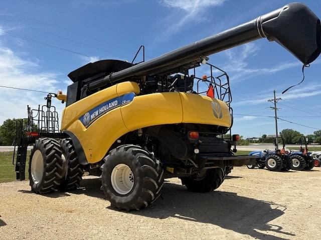 Image of New Holland CR7090 equipment image 3