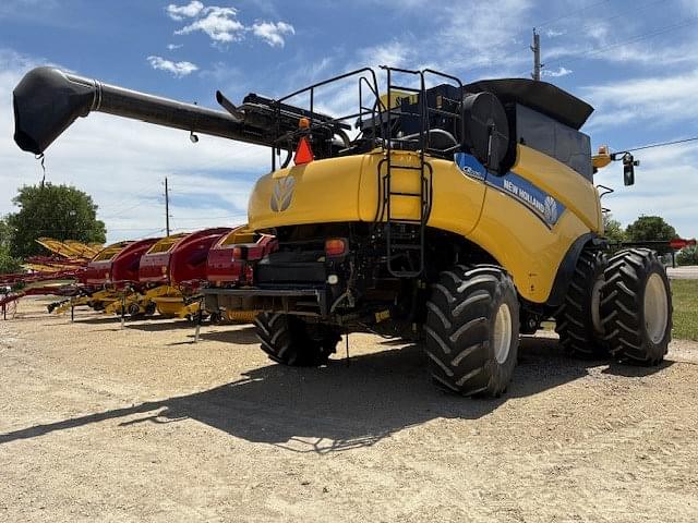 Image of New Holland CR7090 equipment image 2