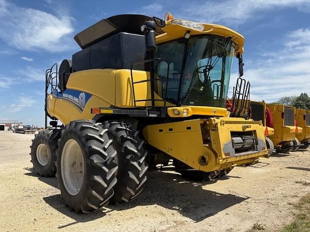 Image of New Holland CR7090 equipment image 1
