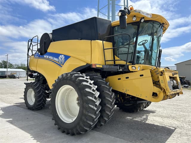 Image of New Holland CR7090 equipment image 4