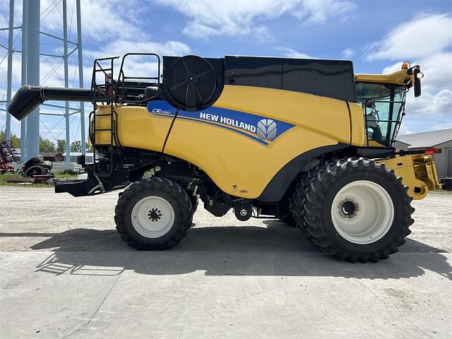 Image of New Holland CR7090 equipment image 4