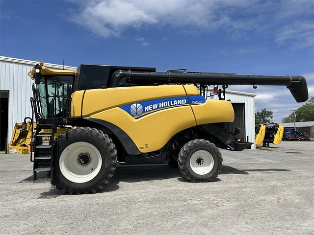 Image of New Holland CR7090 equipment image 1