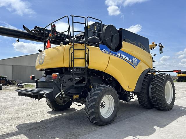 Image of New Holland CR7090 equipment image 2