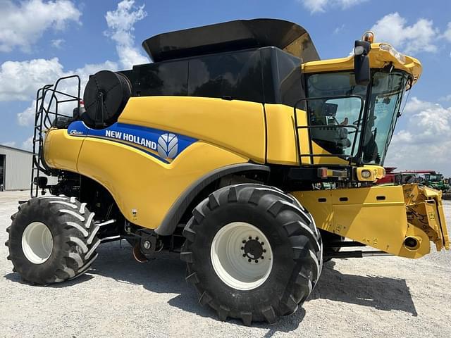 Image of New Holland CR8080 equipment image 1